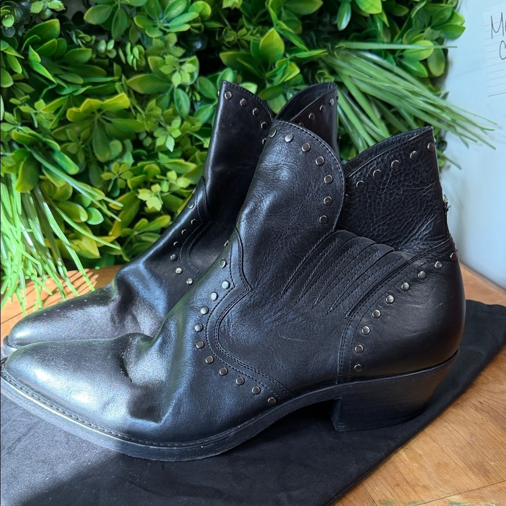 Saint Laurent black Dakota studded Chelsea boots size 44